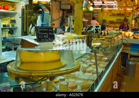 Marché couvert des Ternes sur rue Lebon dans le 17ème arrodissement de Paris la capitale de France UE Banque D'Images