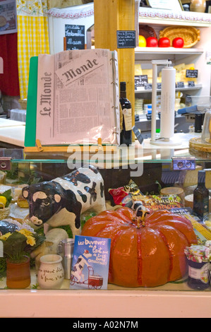 Marché couvert des Ternes sur rue Lebon dans le 17ème arrodissement de Paris la capitale de France UE Banque D'Images