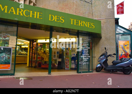 Marché couvert des Ternes sur rue Lebon dans le 17ème arrodissement de Paris la capitale de France UE Banque D'Images