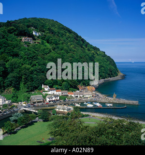 Vue d'été de l'Torrs à bas sur les petits bateaux près de l'embouchure de la rivière du Nord Port de Lynmouth Devon, Angleterre Banque D'Images