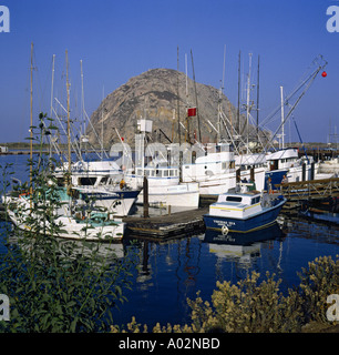 Bateaux de pêche dans le port de Morro reflète dans l'eau calme, ronde en forme de dôme Morro Rock 578 pieds de haut California USA Banque D'Images