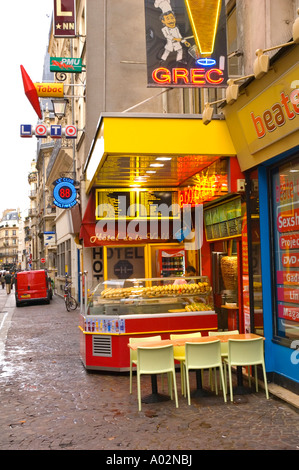 Quartier des Halles dans le centre de Paris est un bon endroit pour un repas bon marché Banque D'Images