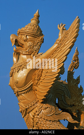 Garuda sur monument appelé la bougie Sculpture en l'honneur du roi thaïlandais Toong Pk Si Muang Ubon Ratchathani en Thaïlande Banque D'Images