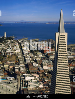 Vue aérienne à la recherche à la section supérieure de la Transamerica building avec vue dégagée sur la ville San Francisco Californie U S A Banque D'Images