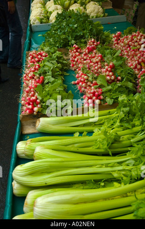 Des produits frais au marché Popincourt sur Boulevard Richard Lenoir à Paris la capitale de France UE Banque D'Images