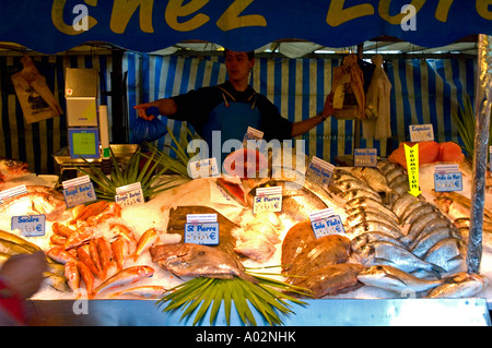 L'alimentation au marché Popincourt sur Boulevard Richard Lenoir à Paris la capitale de France UE Banque D'Images