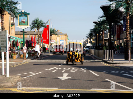 Tuk Tuk (rickshaw) dans le port de plaisance de Brighton, UK Banque D'Images