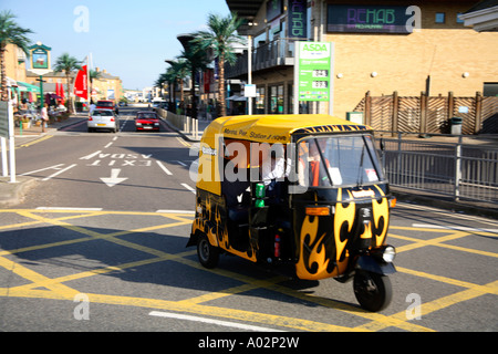 Tucuc/Tuk Tuk/Auto Rickshaw jaune et noir à Brighton Marina, Royaume-Uni Banque D'Images