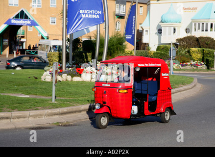 Red Tuc/Tuk Tuk/Auto Rickshaw à Brighton Marina, Royaume-Uni Banque D'Images