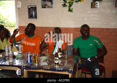 Côte d'Ivoire fans regardant défaite 2-1 contre la Hollande, Coupe du Monde 2006, Xperience Restaurant africain, Londres Banque D'Images