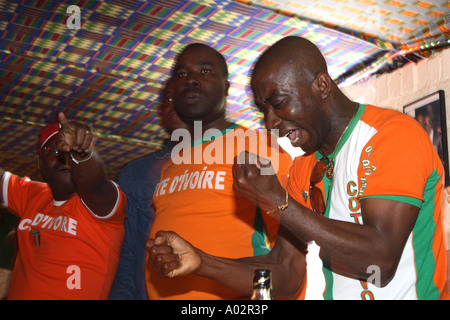 Côte d'Ivoire fans regardant défaite 2-1 contre la Hollande, Coupe du Monde 2006, Xperience Restaurant africain, Londres Banque D'Images