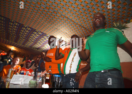 Côte d'Ivoire fans regardant défaite 2-1 contre la Hollande, Coupe du Monde 2006, Xperience Restaurant africain, Londres Banque D'Images