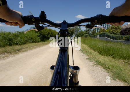 Excès de vtt sur un chemin de terre Banque D'Images
