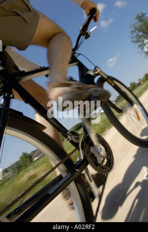 Cycliste homme équitation un vélo de montagne et vtt dans la campagne Banque D'Images