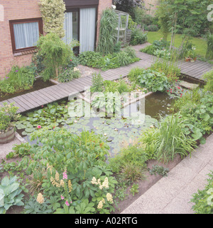 Vue aérienne du jardin avec grande piscine rectangulaire planté d'herbes à l'extérieur de maison moderne avec lame de path Banque D'Images