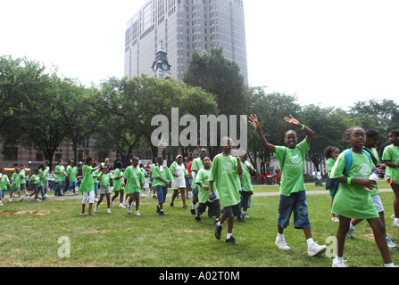 Les enfants qui fréquentent un camp d'été en mars un défilé à travers le New Haven Green New York USA Banque D'Images