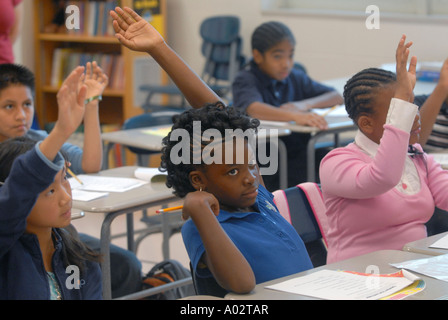 Les élèves lèvent la main en classe, à New Haven dans le Connecticut USA Banque D'Images