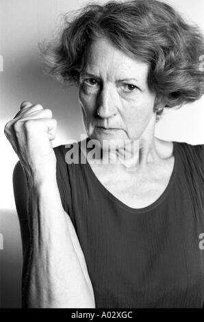 Portrait d'une femme mature à la recherche en colère. Banque D'Images