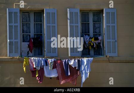 France Marseille et Windows avec corde à linge Séchage sur une façade Banque D'Images