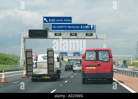 Les conducteurs de l'A1 occupé par la conduite des travaux au Royaume-Uni Banque D'Images