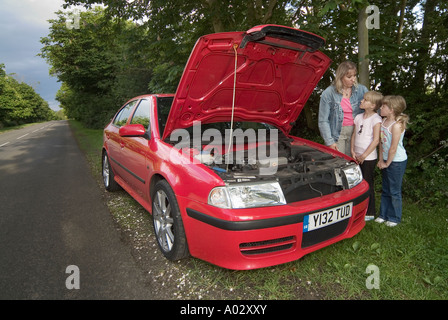 Famille avec une voiture en panne dans l'attente de l'aide Banque D'Images