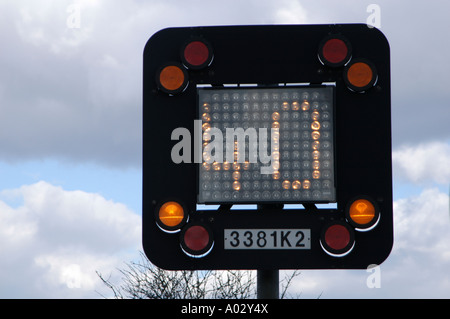 Signe matriciel indiquant une limite de vitesse de 40 miles par heure sur une route britannique. Banque D'Images