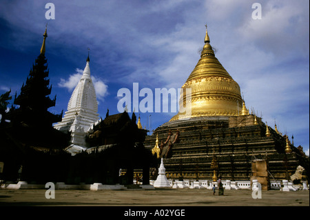 Shwezigon Pagoda, un temple bouddhiste célèbre du 12ème siècle à Bagan, Birmanie, Myanmar. Banque D'Images
