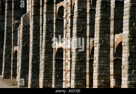 Structure romaine ruinée de Acueducto de los Milagros (aqueduc miraculeuse), Mérida, Espagne Banque D'Images