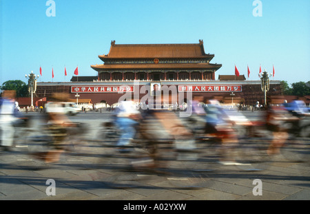 Au début de l'heure de pointe du matin à Pékin place Tiananmen à vélo au travail floue photo passé communiste de Mao Tse Tung fondateur Banque D'Images