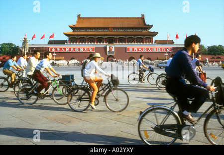 Au début de l'heure de pointe du matin, la place Tiananmen à vélo au travail passé photo de fondateur communiste MAO Zedong Banque D'Images