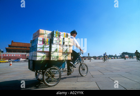 Au début de l'heure de pointe du matin à la place Tiananmen à vélo au travail Beijing Chine Banque D'Images