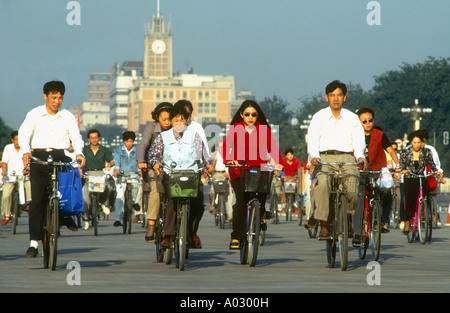 Au début de l'heure de pointe du matin à la place Tiananmen à vélo au travail Beijing Chine Banque D'Images