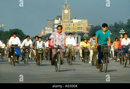 Au début de l'heure de pointe du matin à la place Tiananmen à vélo au travail Beijing Chine Banque D'Images