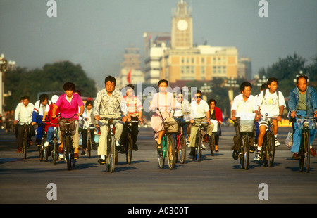 Au début de l'heure de pointe du matin à la place Tiananmen à vélo au travail Beijing Chine Banque D'Images