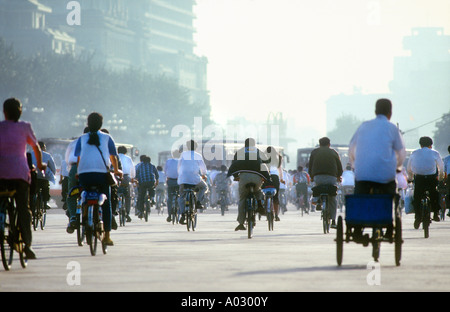 Au début de l'heure de pointe du matin à la place Tiananmen à vélo au travail Beijing Chine Banque D'Images