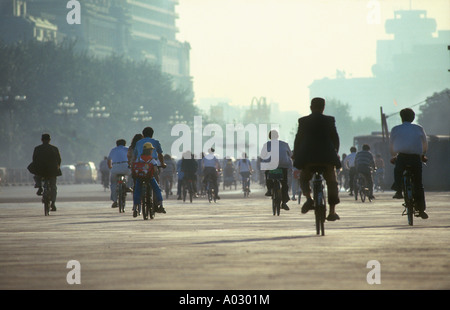 Au début de l'heure de pointe du matin à la place Tiananmen à vélo au travail sur un jour brumeux de smog à Pékin, Chine Banque D'Images