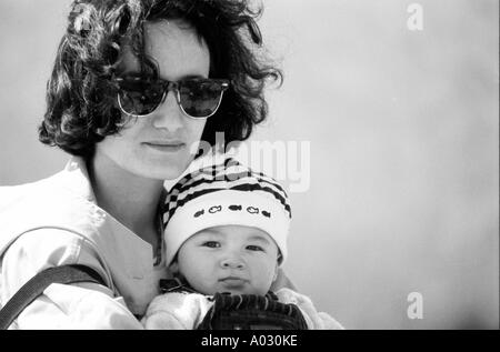 Portrait d'une mère embrassant son petit garçon âgé d'un an, Marseille, France. Banque D'Images