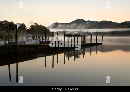 Matin de brume à amarre Derwentwater Cumbria Lake District UK Banque D'Images