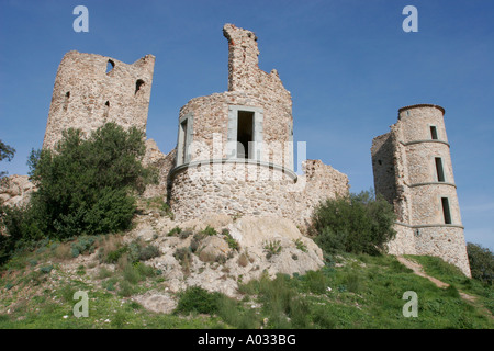 Grimaud château dominant le village perché de Gassin en Provence, Sud de la France. Banque D'Images