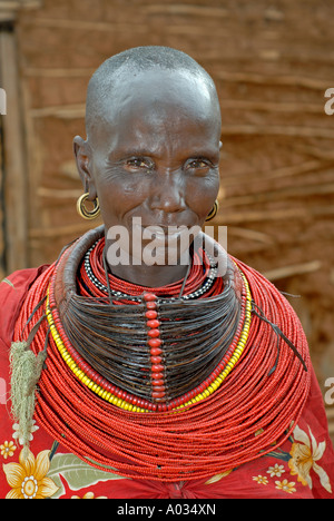 Femme Rendille souriant avec colliers de perles élaboré au Kenya Banque D'Images