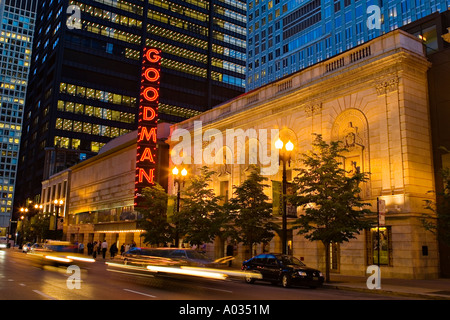 Chicago Illinois Goodman Theatre de Theatre district la nuit Lumières floues de véhicules sur la rue Banque D'Images