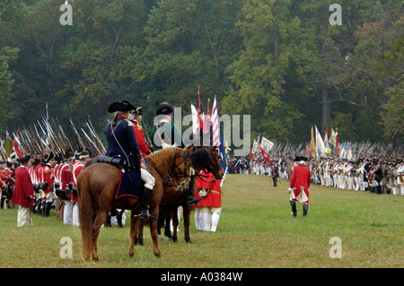 Américain, Français, et l'armée britannique sur le champ dans une reconstitution de la cession à Yorktown en Virginie 1781. Photographie numérique Banque D'Images