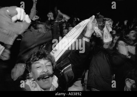 Célébration de soccer fans après un but décisif pour Luzern contre Basel Suisse modèle pas libéré fabrik studios Banque D'Images