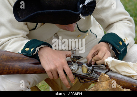 Soldat français son mousquet de nettoyage à une reconstitution de la bataille de Yorktown en Virginie. Photographie numérique Banque D'Images