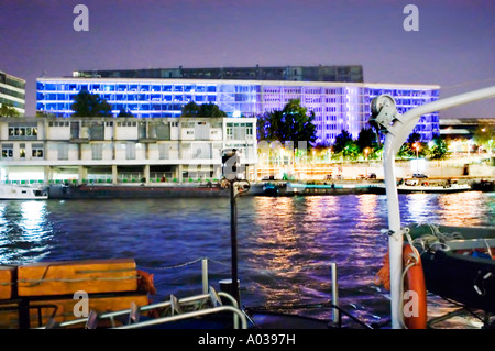 Paris France, événements publics 'nuit Blanche' 'James Turrell' installation d'artiste lumière sur façade de la Banque 'Caisse des dépôts', bureaux, France Light inst Banque D'Images