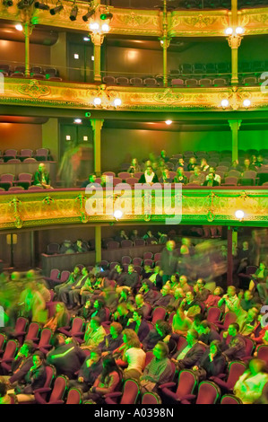 Paris, France, Culture, intérieur 'Théâtre du Châtelet' vue d'ensemble du public foule nombreuse, lumières colorées, festival de musique assis Banque D'Images