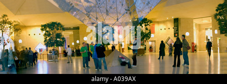 Paris France, foule, intérieur Galerie principale 'Musée du Louvre' 'Carrousel du Louvre », Centre commercial Pyramid inversé crédit architecte 'I. M Pei' Banque D'Images