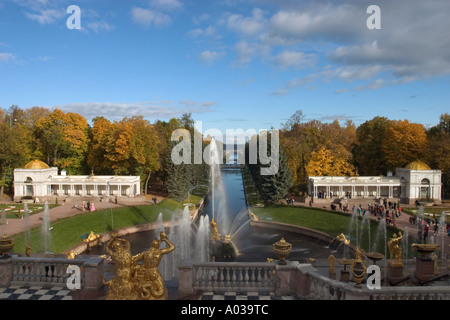 La Russie.Peterhof à l'automne. Voir à partir de la grande fontaine cascade sur "Samson", canal de la mer et le chemin du canal. Banque D'Images
