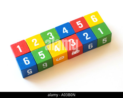 Arc-en-ciel de blocs en bois numérotées adapté pour une utilisation en classe ou pour les jeux. Banque D'Images