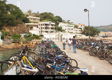 Les gens en passant devant les vélos garés sur la jetée, Lamma Island Banque D'Images